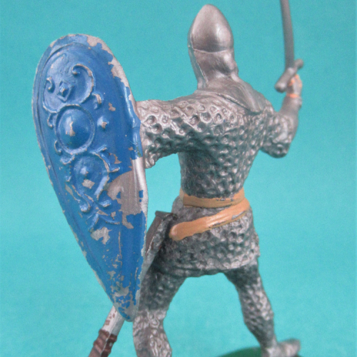01. Chevalier normand avec épée, bouclier levé et cervelière.